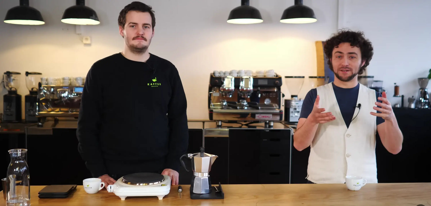 Moka Kanne mit allen nötigen Utensilien zur Kaffeebereitung