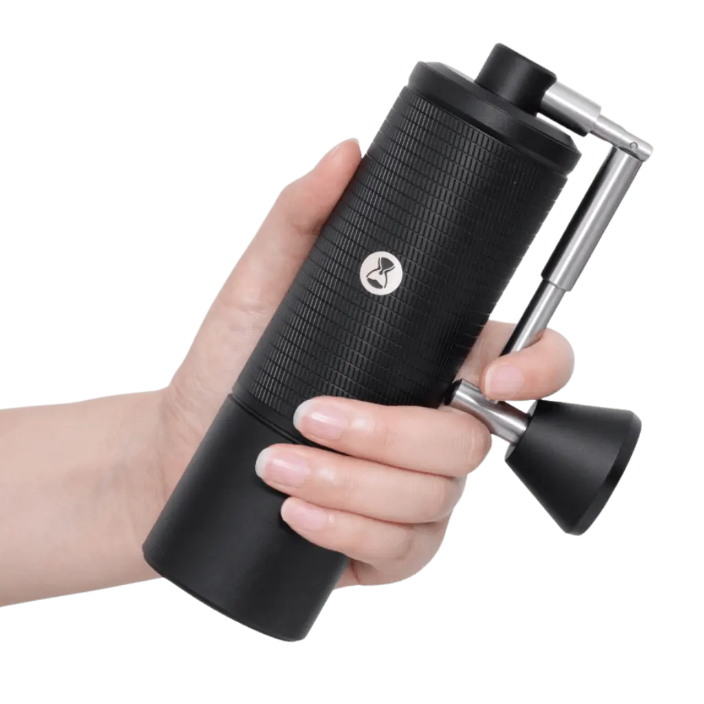 Timemore C5 ESP Pro Handmühle in schwarzem Design, in einer Hand gehalten, mit Fokus auf der kompakten Größe und ergonomischen Form.