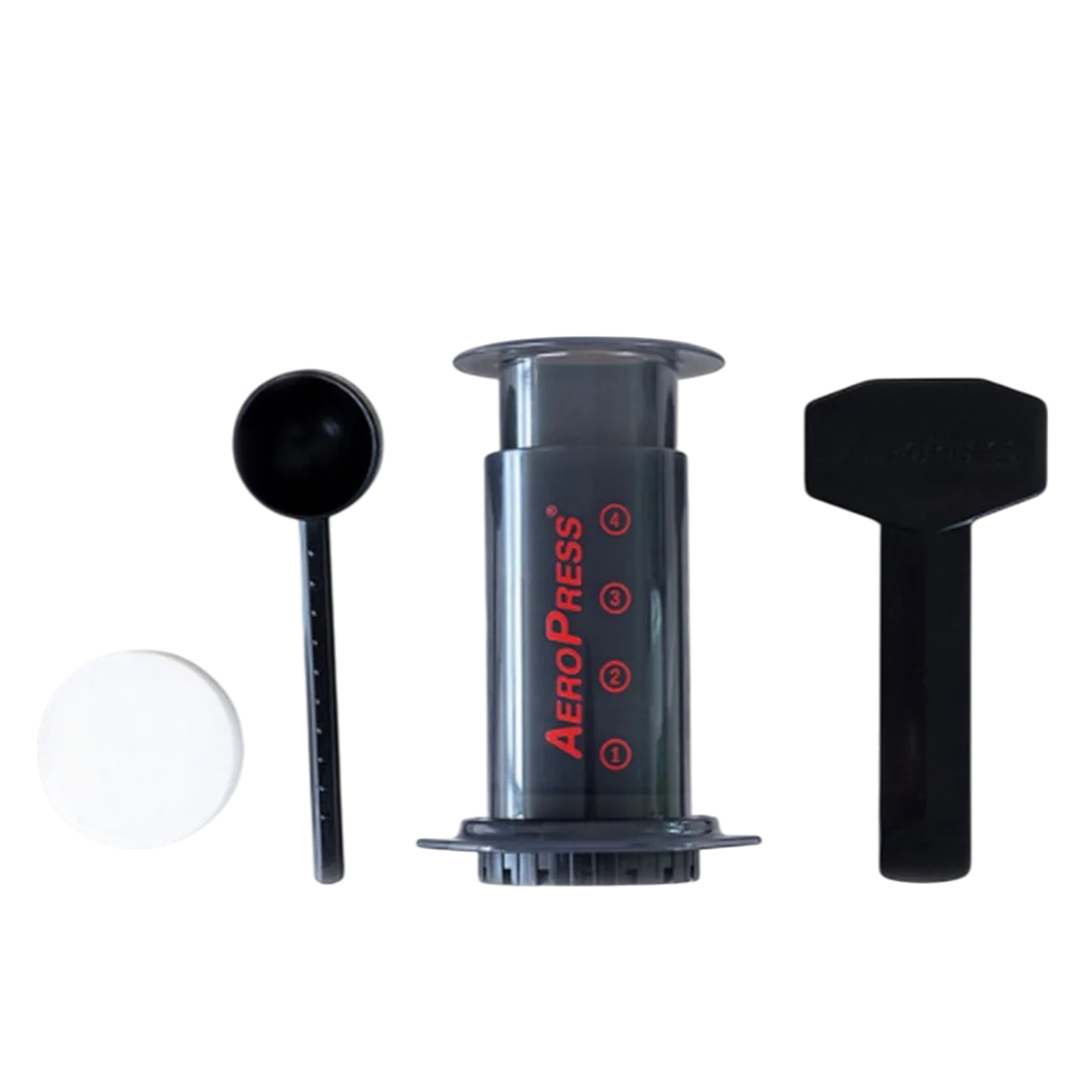 AeroPress mit Filter, Umrührstab und Löffel