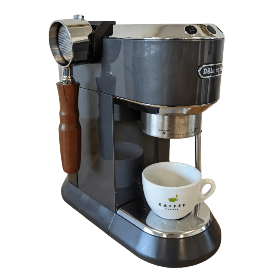 Siebträger hängt mit unserem Siebträgerhalter an der Delonghi,