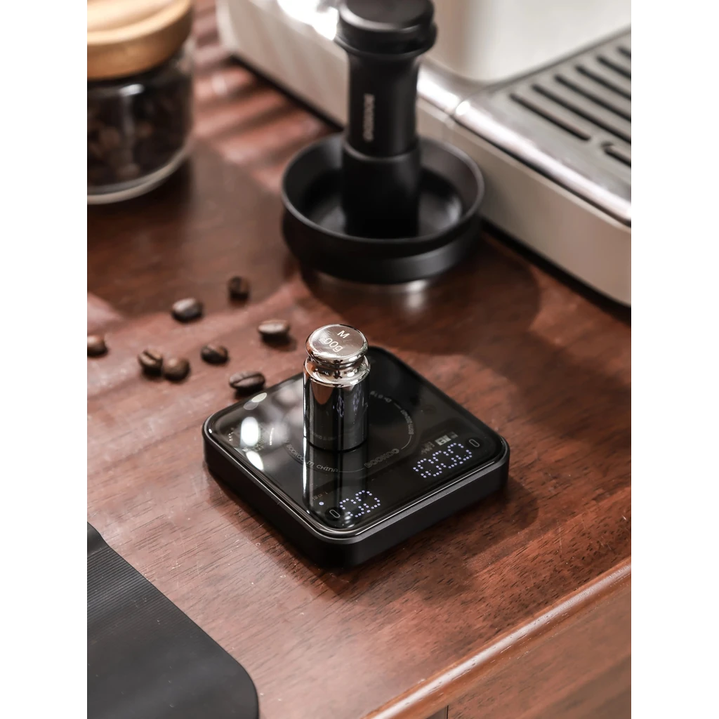 BOOKOO THEMIS Mini, ein Gewicht steht drauf, um die Waage zu tarieren