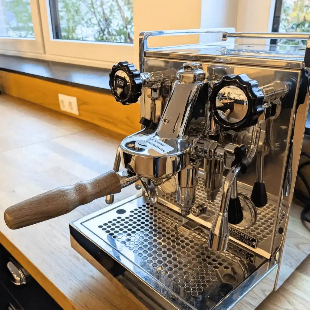 Zeigt einen Siebträger mit 2er Auslauf, eingebaut in eine Rocket Espressomaschine
