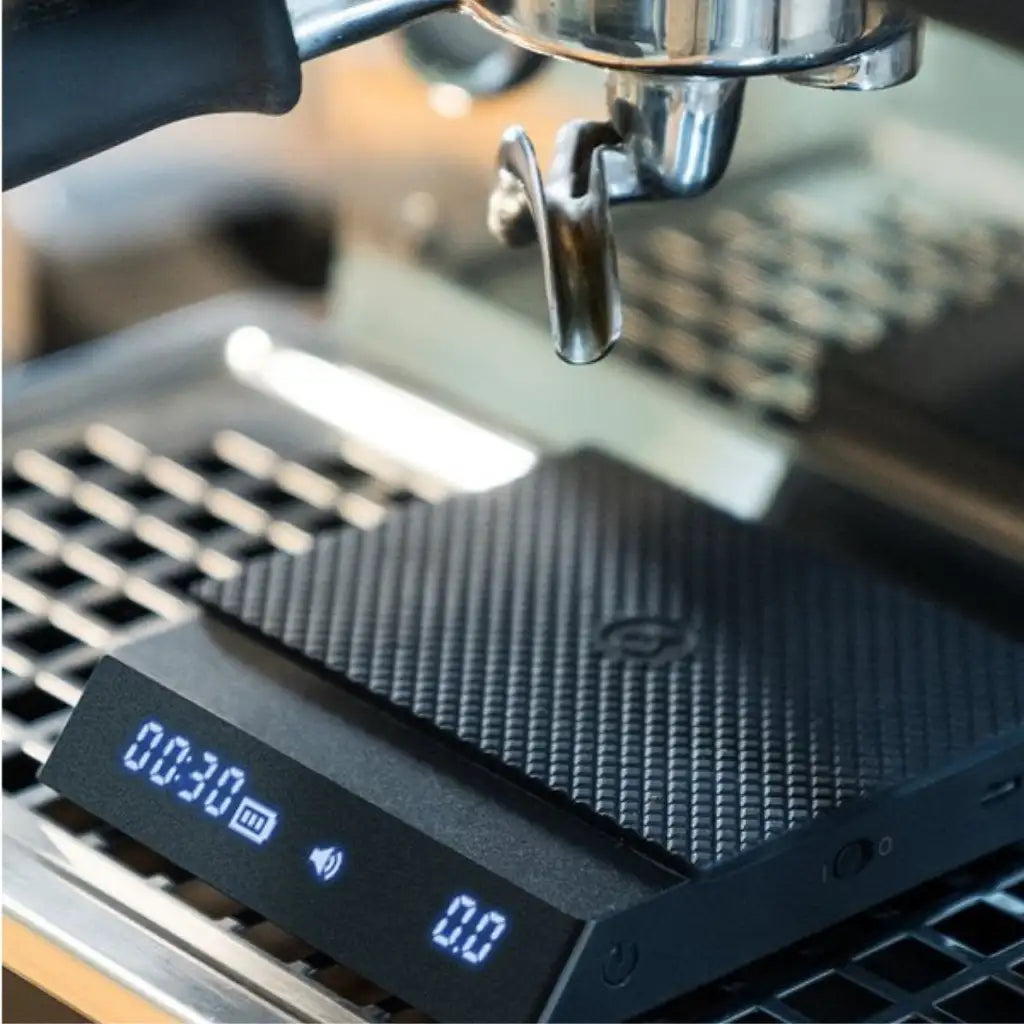 Espressowaage unter Siebträgermaschine