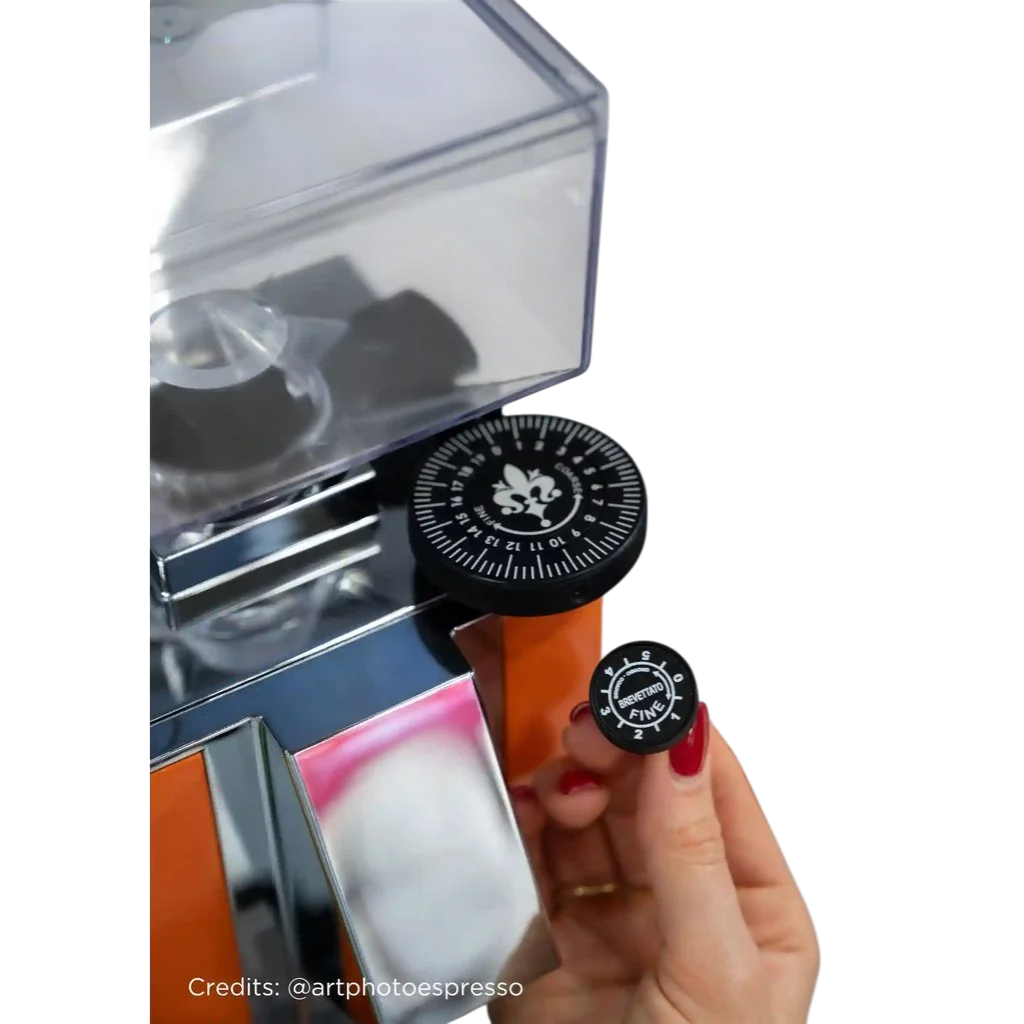 King Size Grind Dial installiert, man sieht noch eine Hand neben dem Dial, das das kleinere, vorinstallierte Verstellrad als Vergleich hochhält.