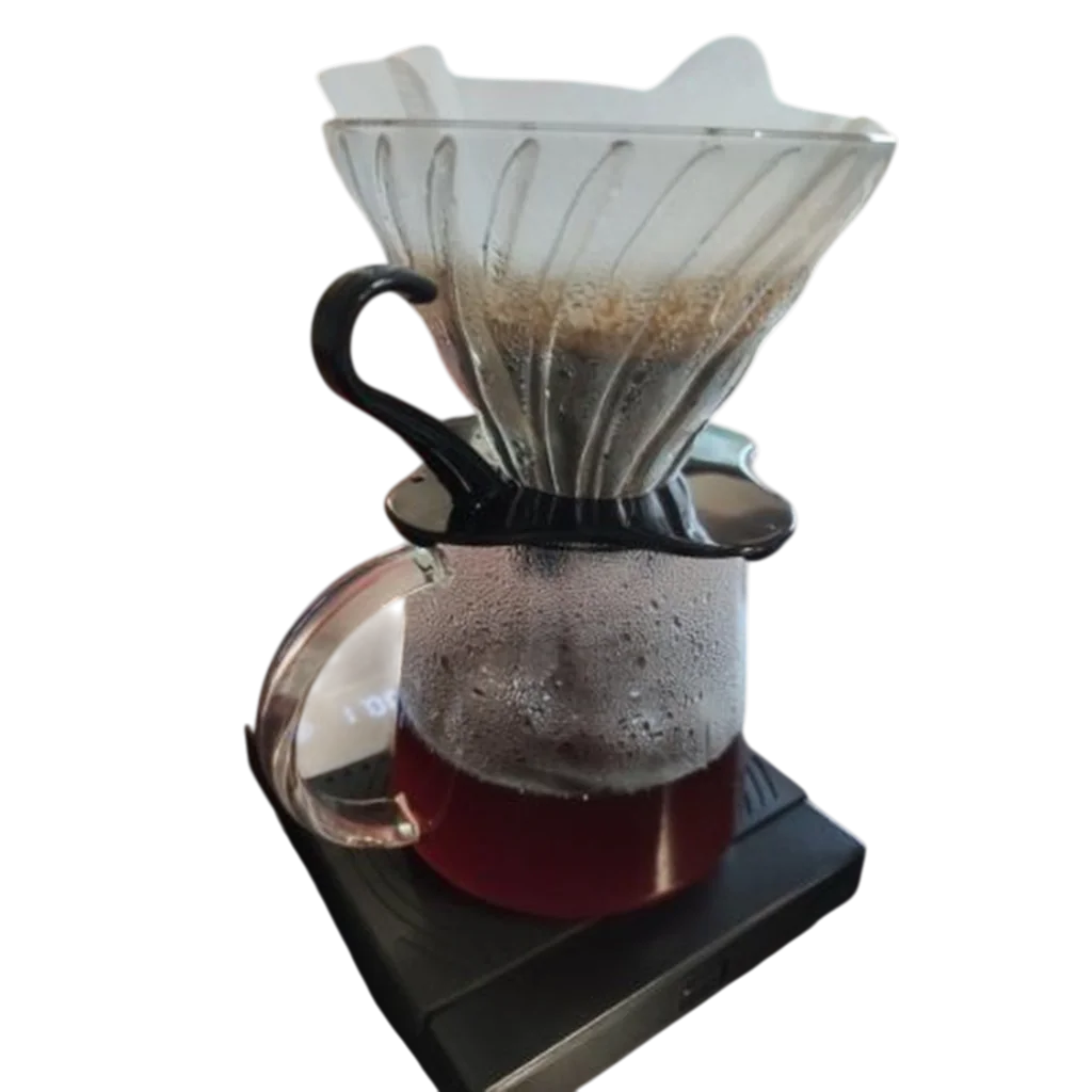 Aktionsbild von Glaskanne mit Hario V60 Filter und Waage