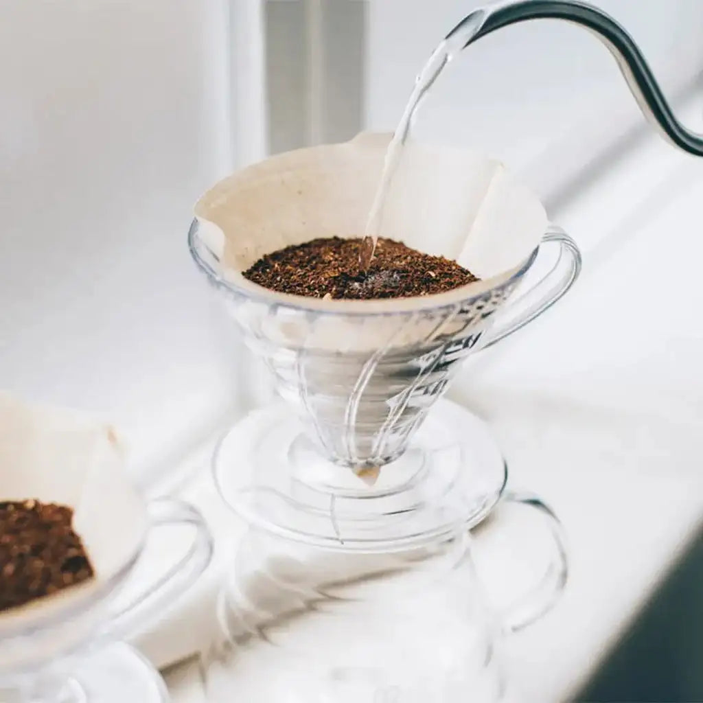 Hario V60 Kunststoff Filter, Aktionsbild, beim Eingießen mit Filter und gemahlenem Kaffee