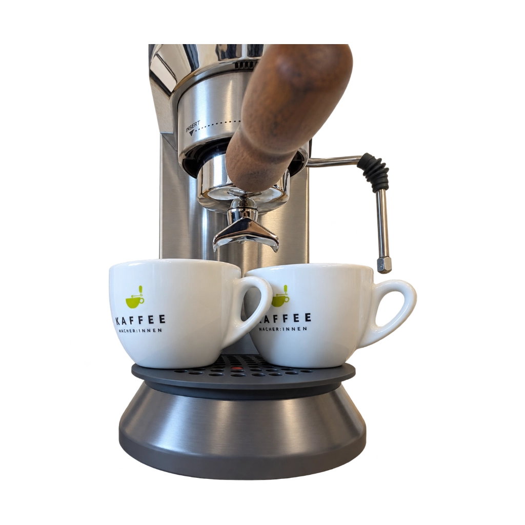 Kaffeemacher Abtropfgitter für De’Longhi Dedica in Schwarz mit zwei Espressotassen unter einem Siebträger mit Doppelauslauf
