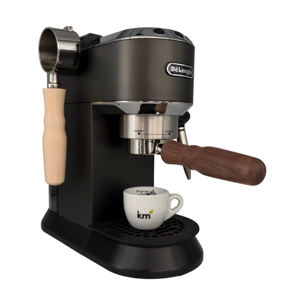 DeLonghi Dedica Espressomaschine mit montiertem bodenlosen Kaffeemacher Siebträger mit dunklem Holzgriff, daneben die Variante mit hellem Holzgriff und einer Espressotasse unter der Brühgruppe