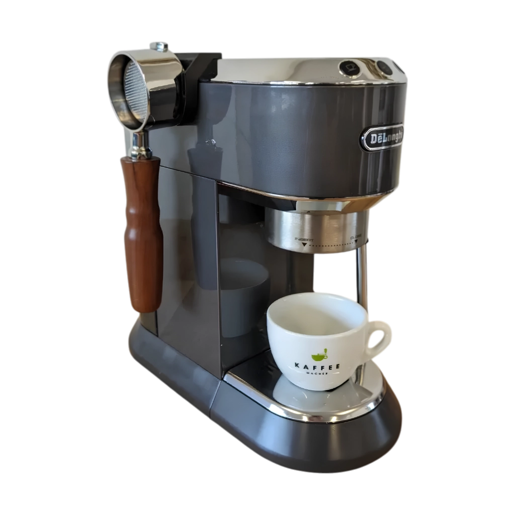 Kaffeemacher Siebträgerhalter für De’Longhi Dedica EC 685 und EC 885 in Schwarz, seitlich an der Espressomaschine montiert mit eingehängtem Siebträger.