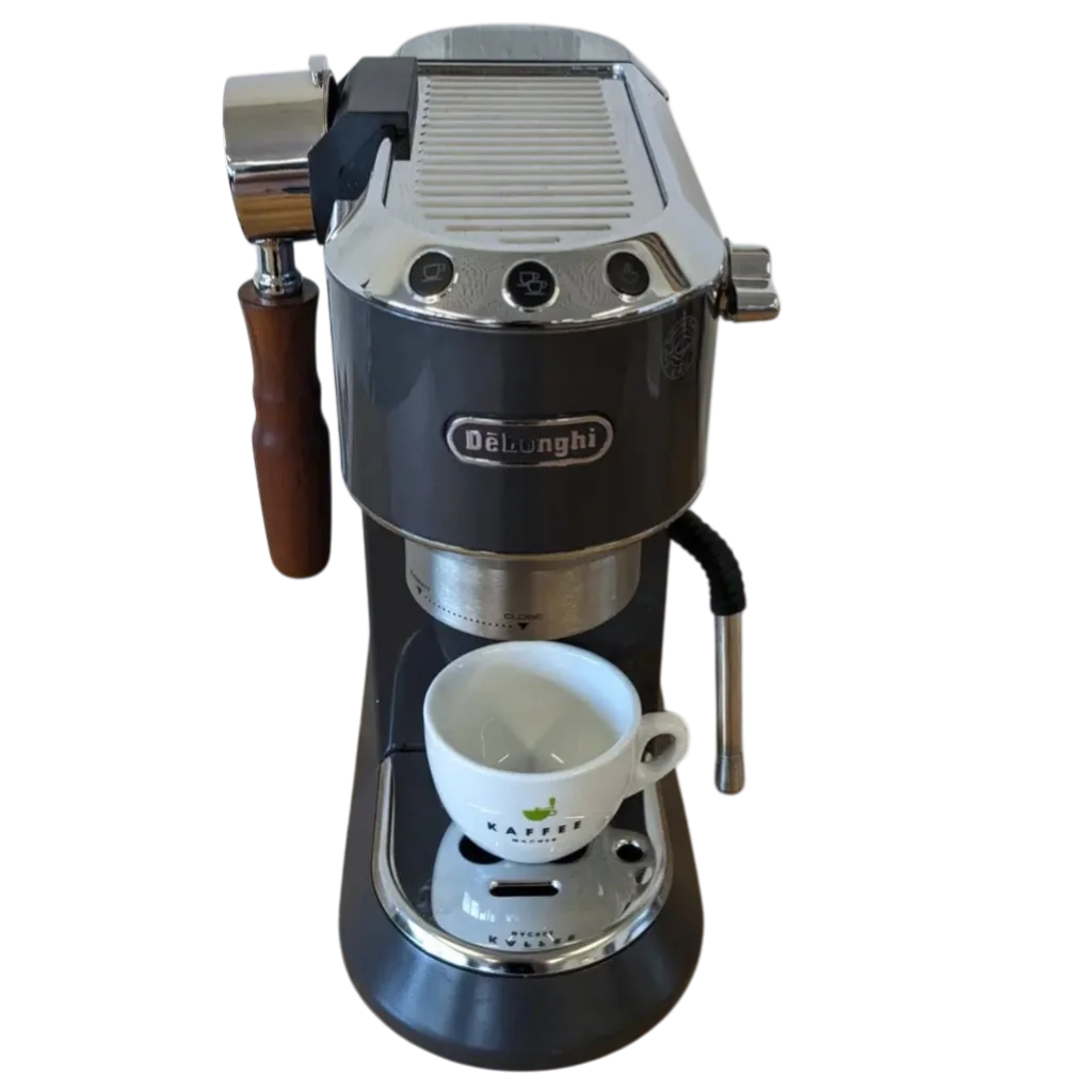 Frontansicht Delonghi mit Siebträgerhalter und Siebträger und Kaffeemacher:innen Tasse