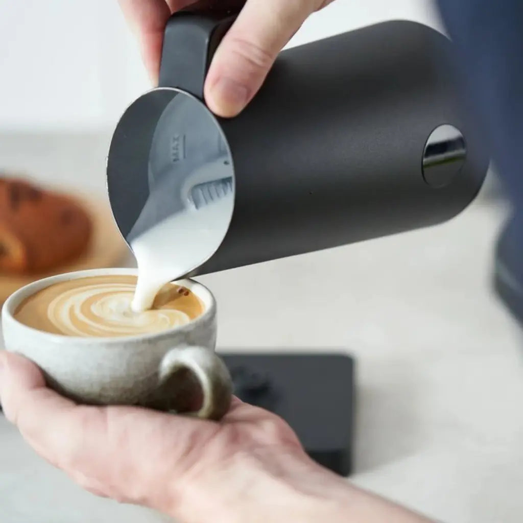 Mikroschaum aus NanoFoamer PRO GEN-2 wird in Tasse hinzugefügt