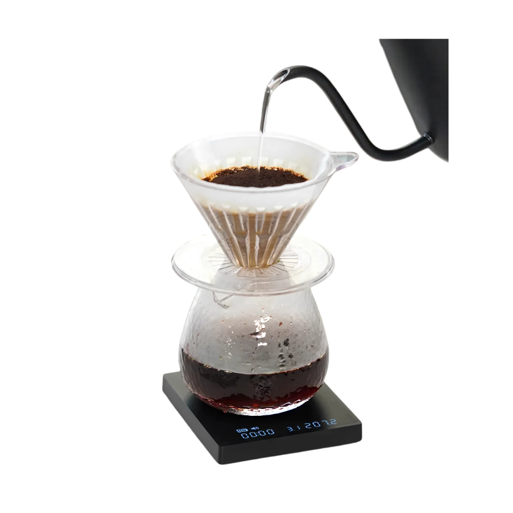 Timemore Black Mirror Mini Kaffeewaage in Schwarz bei der Pour-Over-Kaffeezubereitung mit Handfilter, Glaskanne und Schwanenhalskessel