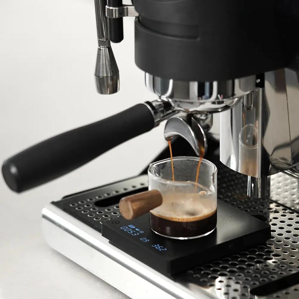 Timemore Mini unter Siebträgermaschine beim Espressobezug