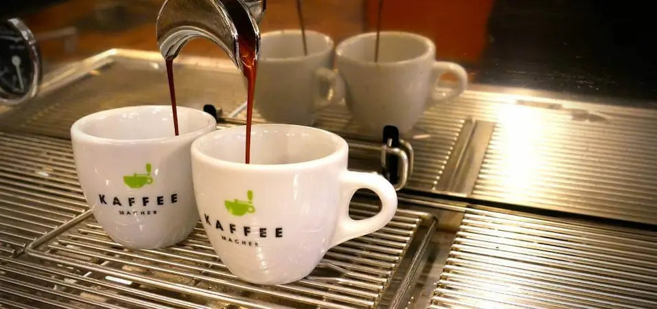 Das Bild zeigt eine Espressozubereitung mit der Siebträgermaschine