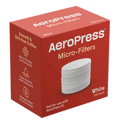 Rote Verpackung der AeroPress Micro-Filters mit 350 weißen Papierfiltern. Beschriftung: Smooth & grit-free coffee, biodegradable & compostable.