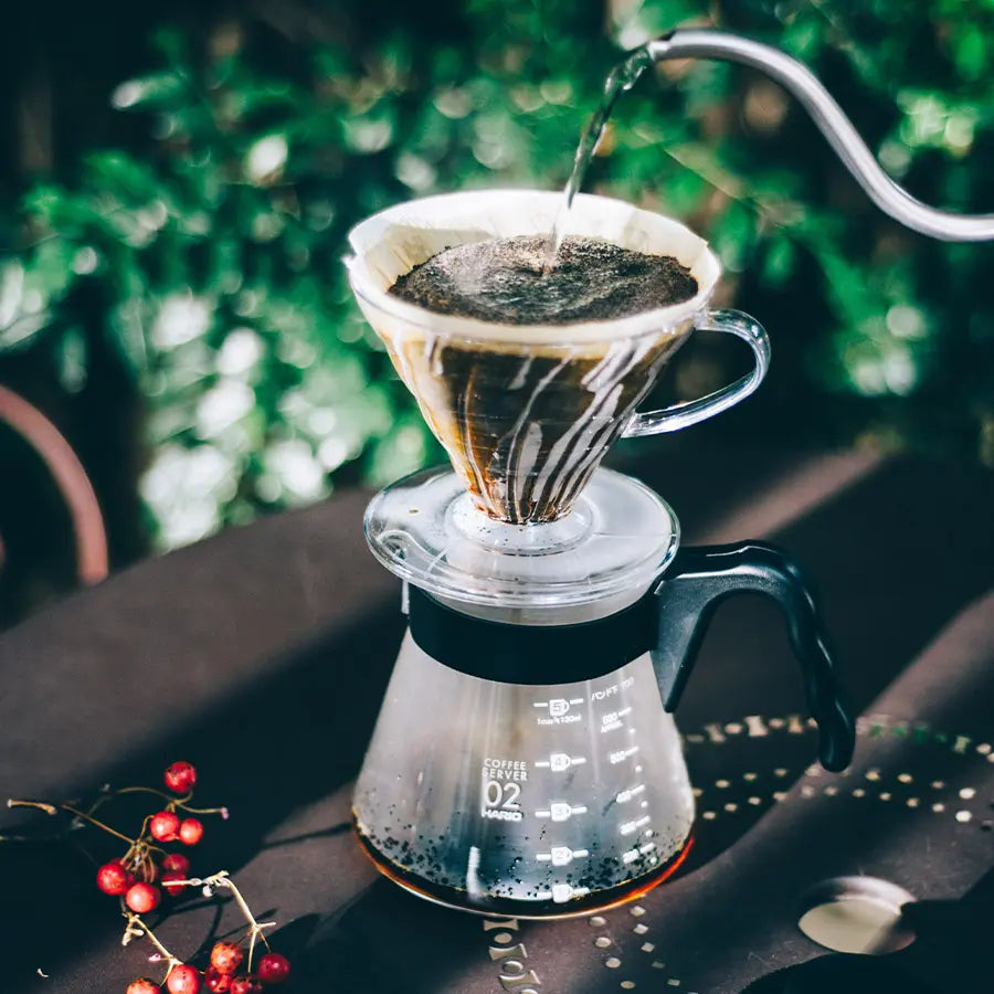 Hario V60 Kunststoff Filter, Aktionsbild, beim Eingießen mit Filter und Kaffeepulver