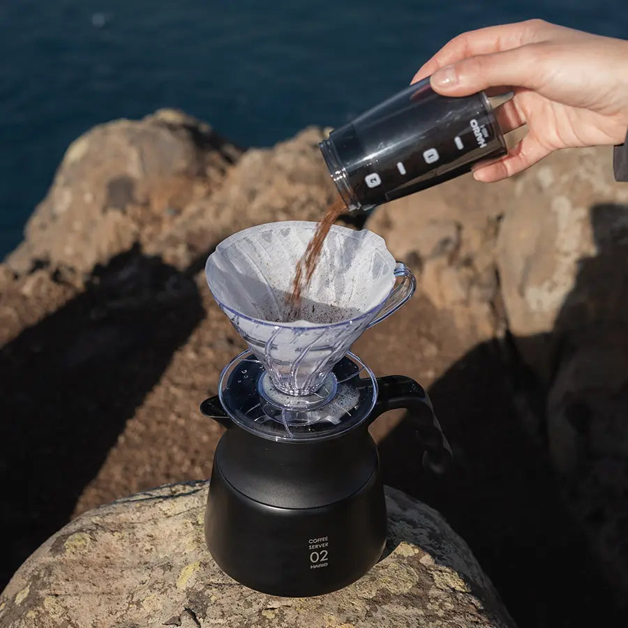 Hario V60 Kunststoff Filter, Aktionsbild, Einfüllen von Kaffeepulver in Filter