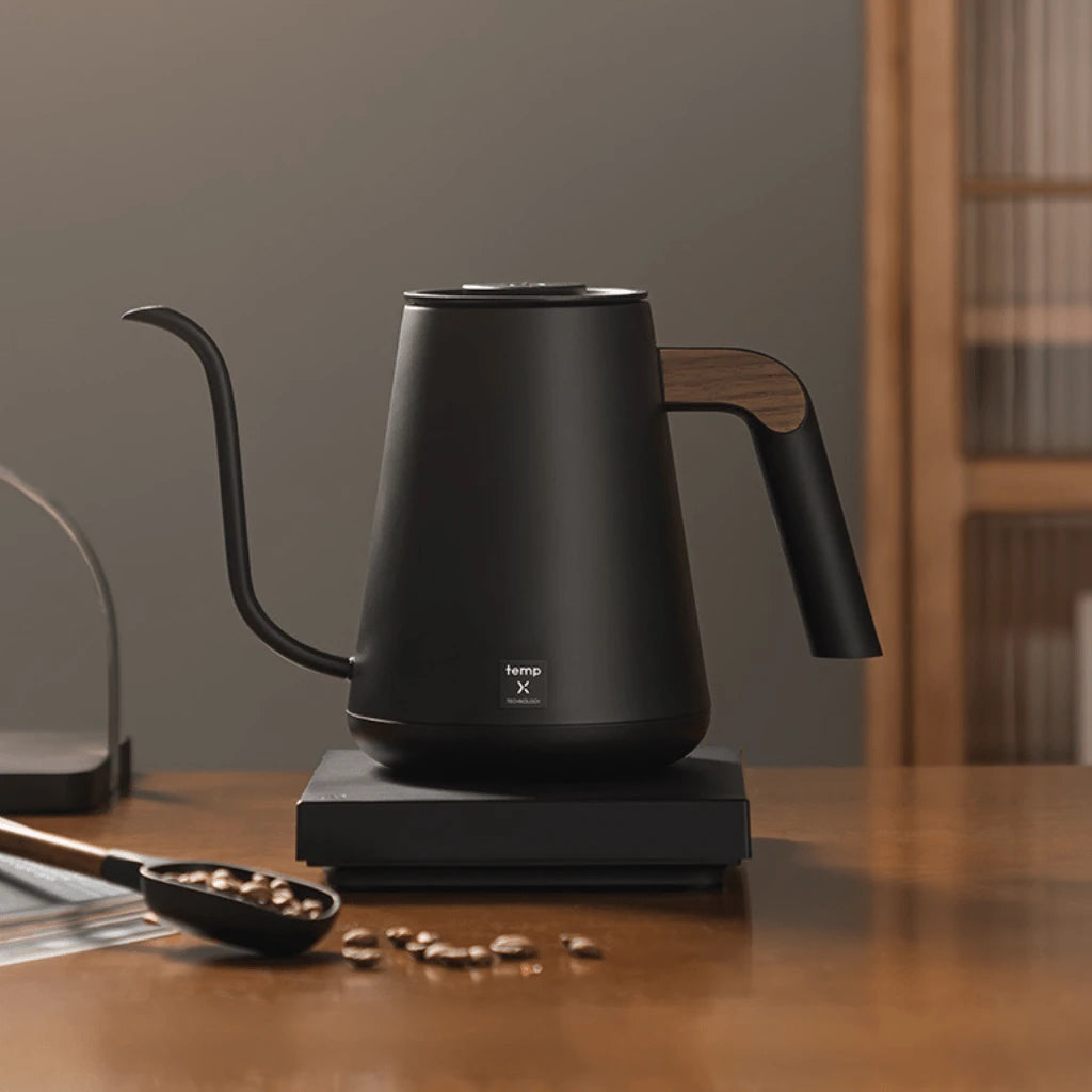 Timemore Fish Pro X Wasserkocher in Schwarz auf Küchen- oder Brew-Bar mit Kaffeebohnen.