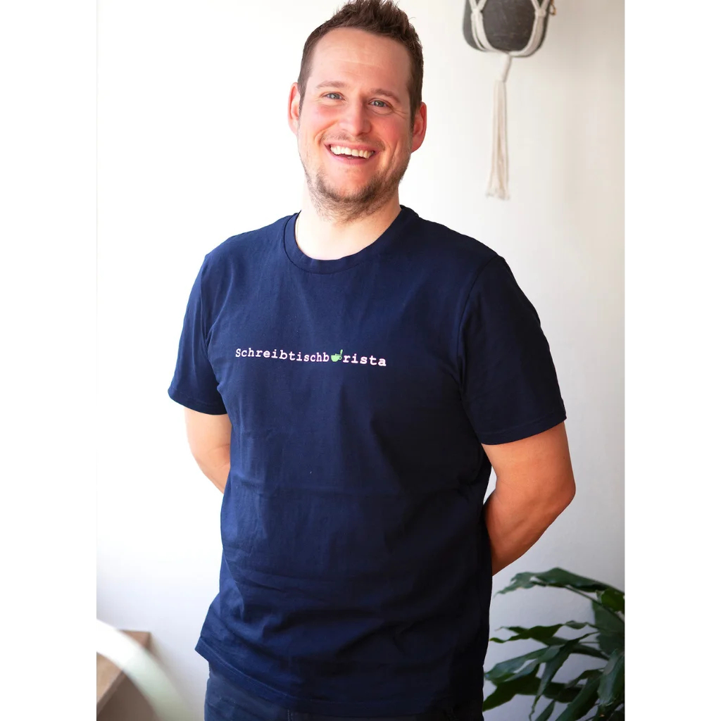 Ein Mann im Schreibtischbarista Shirt 