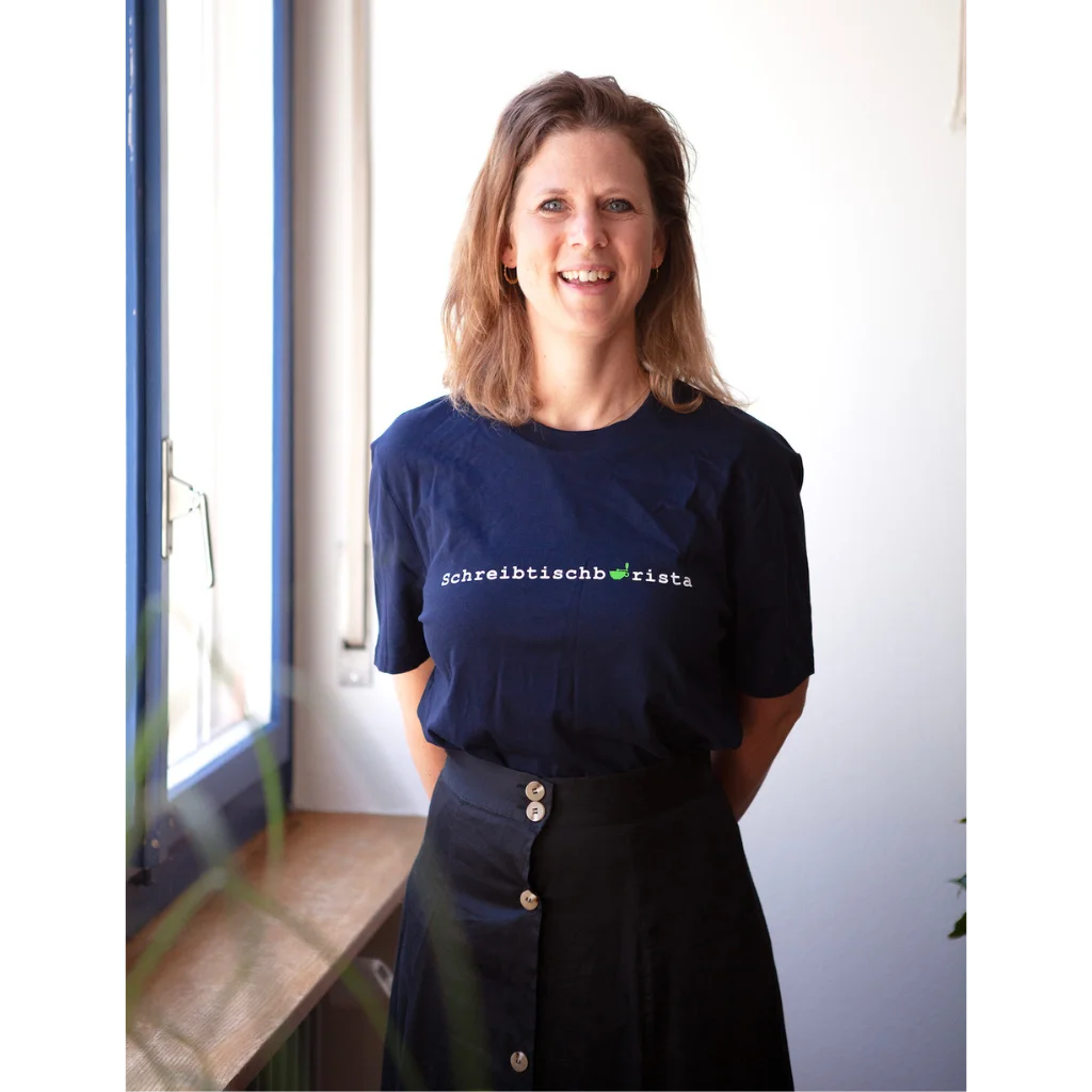 Eine Frau im Schreibtisch Barista Shirt