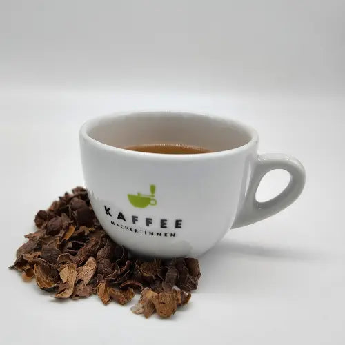 Cascara Tee in Kaffeemacher Tasse, Frontansicht  