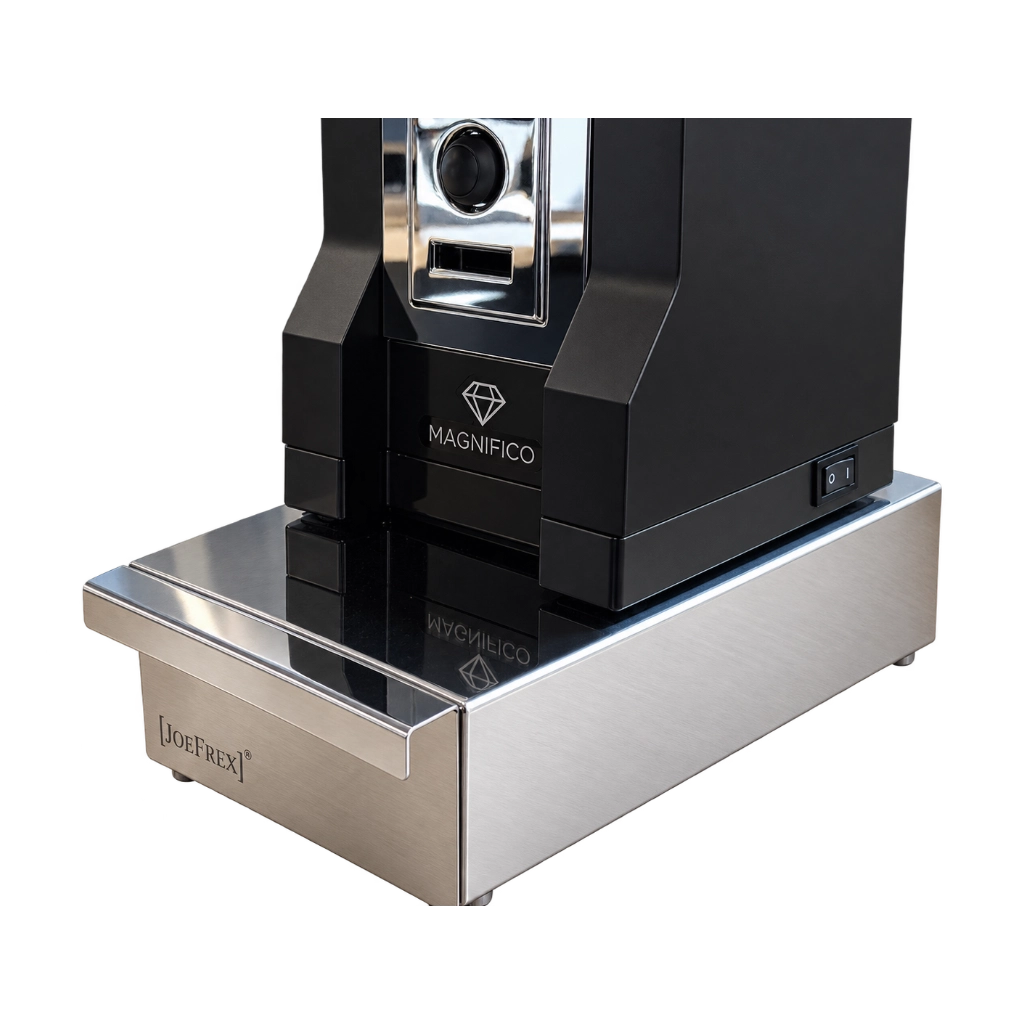 JoeFrex Abschlagschublade D Mini aus Edelstahl mit aufgesetzter Eureka Mignon Magnifico Espressomühle in schräger Detailansicht
