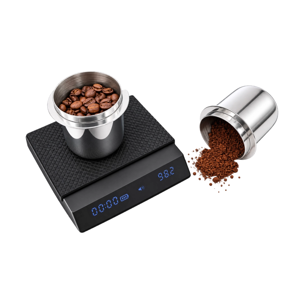 Kaffeemacher Edelstahl-Dosierbecher 58 mm mit Kaffeebohnen auf Espressowaage und gemahlenem Kaffee