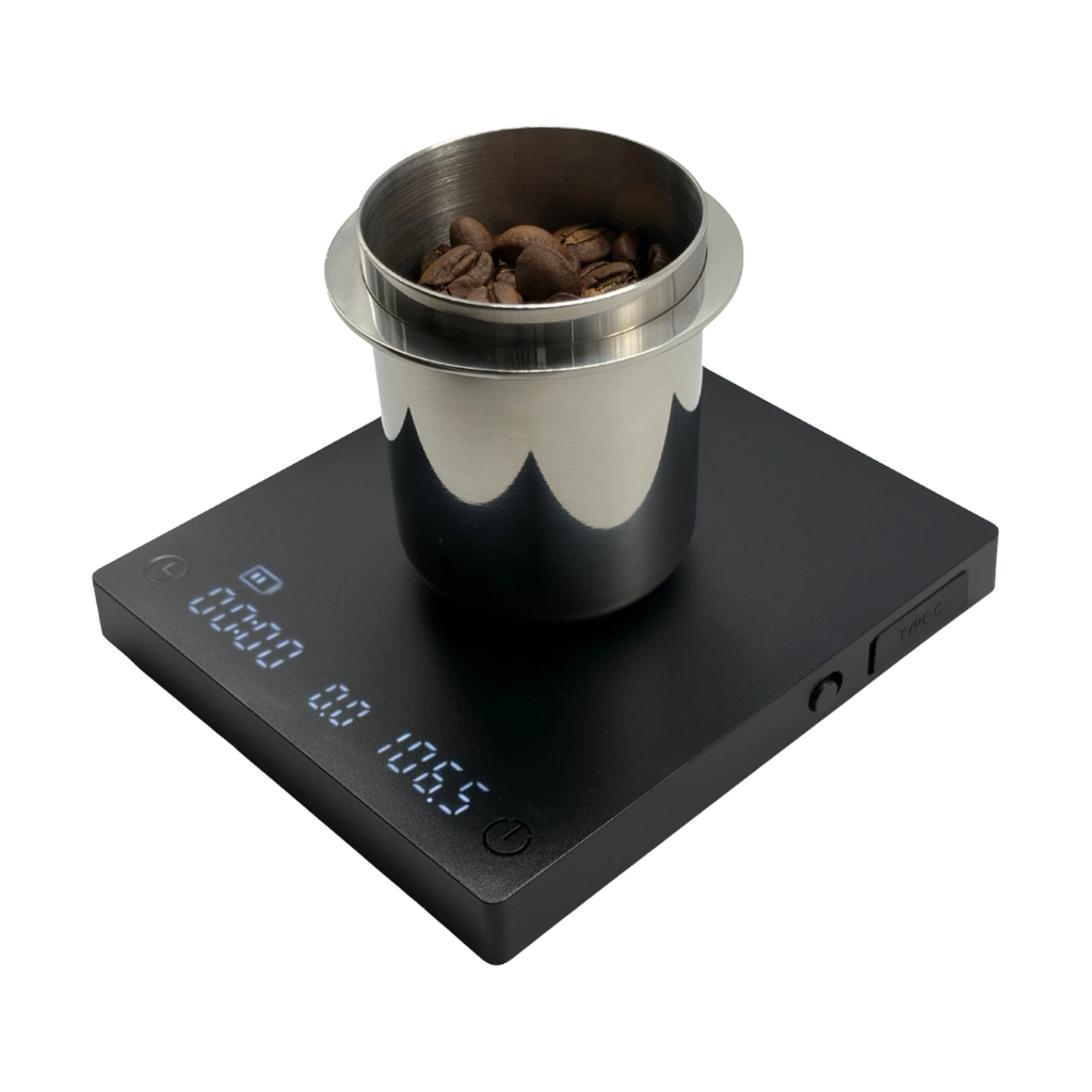 Kaffeemacher Messbecher aus Edelstahl 58 mm mit Kaffeebohnen auf einer digitalen Espressowaage