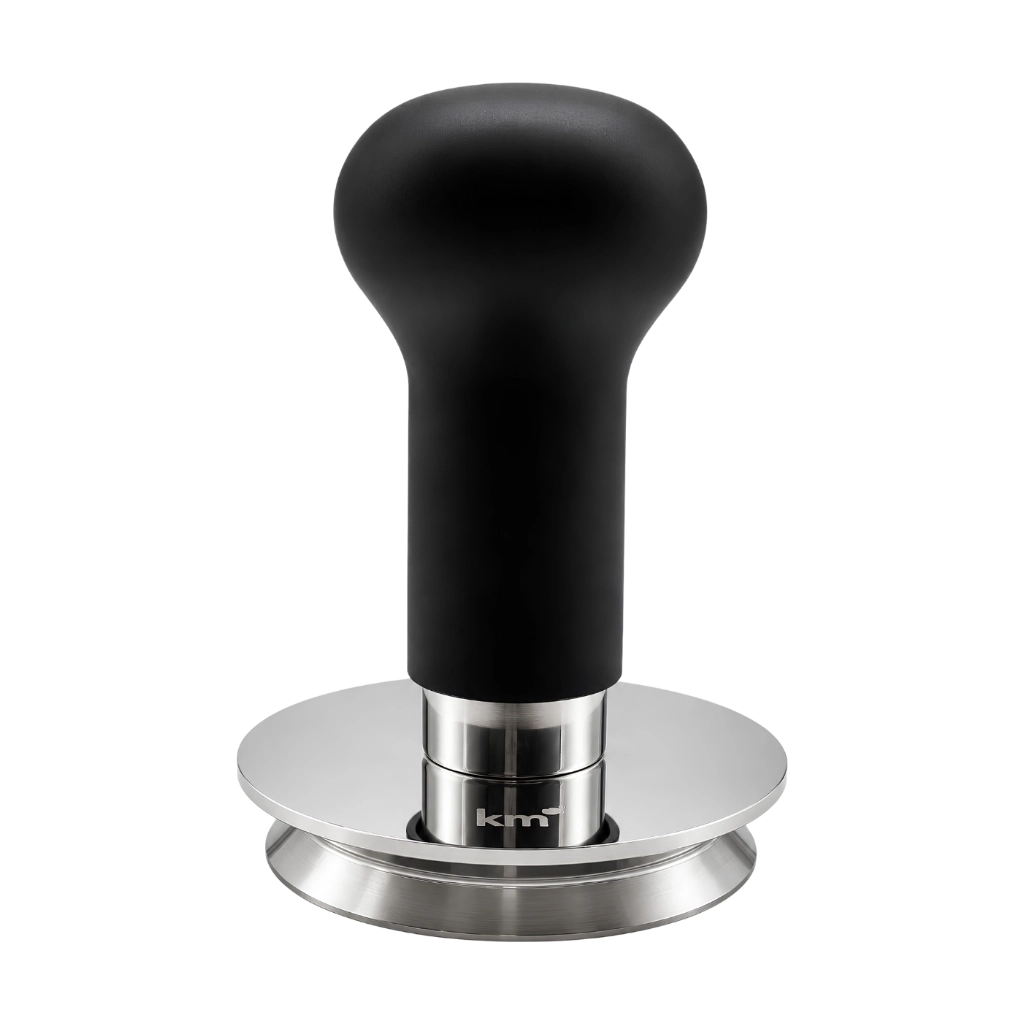 Kaffeemacher Profi-Drucktamper 58,55 mm in Schwarz mit ergonomischem Griff, Edelstahlbasis und KM-Logo als freigestellte Frontansicht
