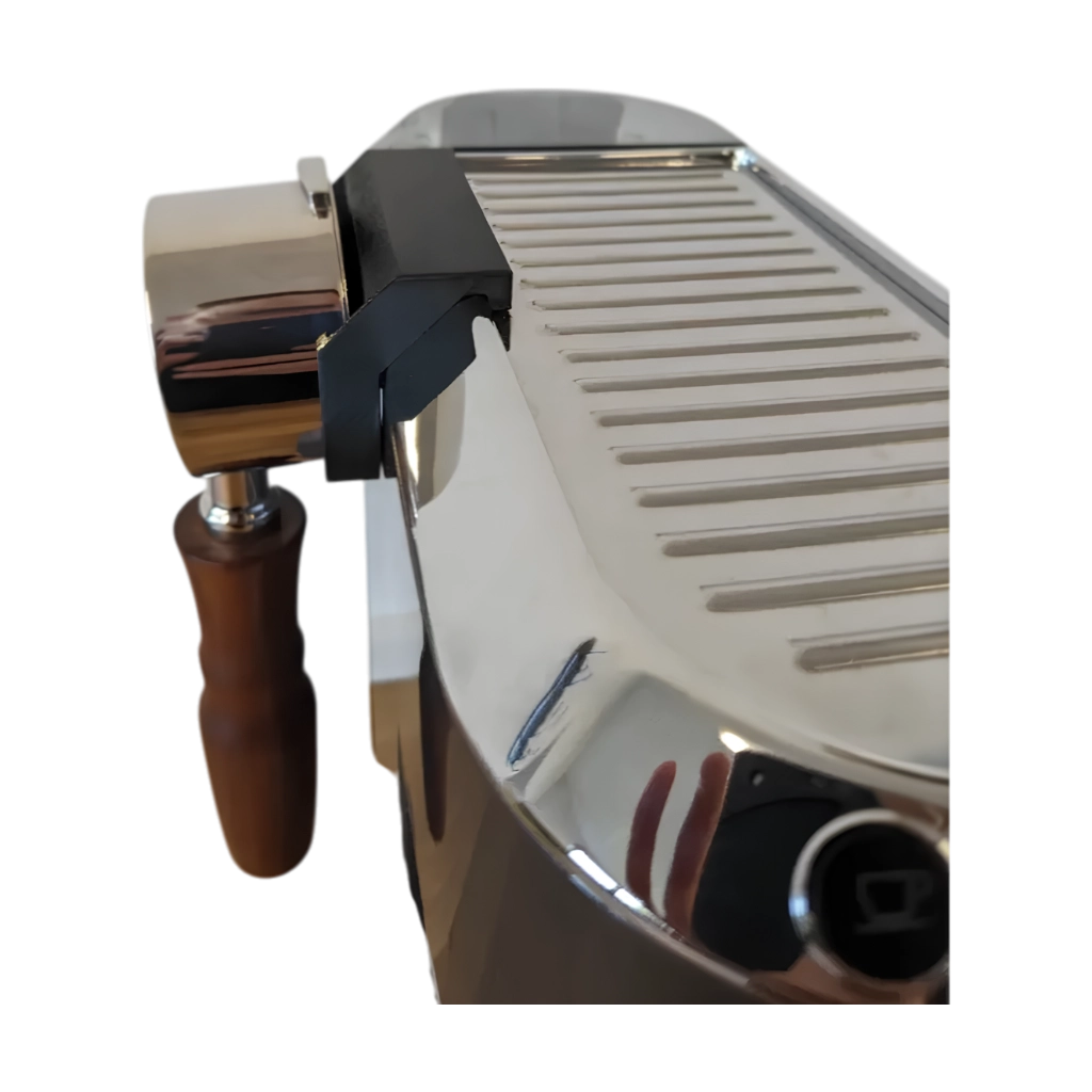 Kaffeemacher Siebträgerhalter für De’Longhi Dedica EC 685 und EC 885 in Schwarz als Detailansicht der Befestigung an der Oberkante der Espressomaschine mit eingehängtem Siebträger.