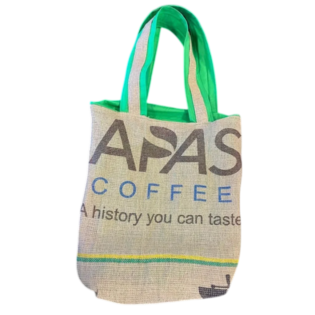 Ein APAS Kaffeesack, aus dem eine Tasche genäht wurde