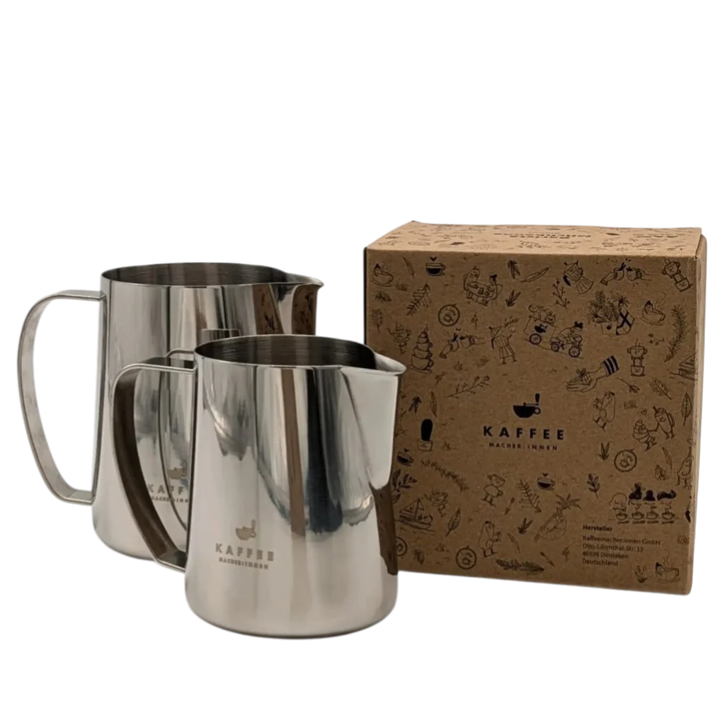 Zwei Edelstahl Milchkannen in verschiedenen Größen mit eigener Kaffeemacher Verpackung 